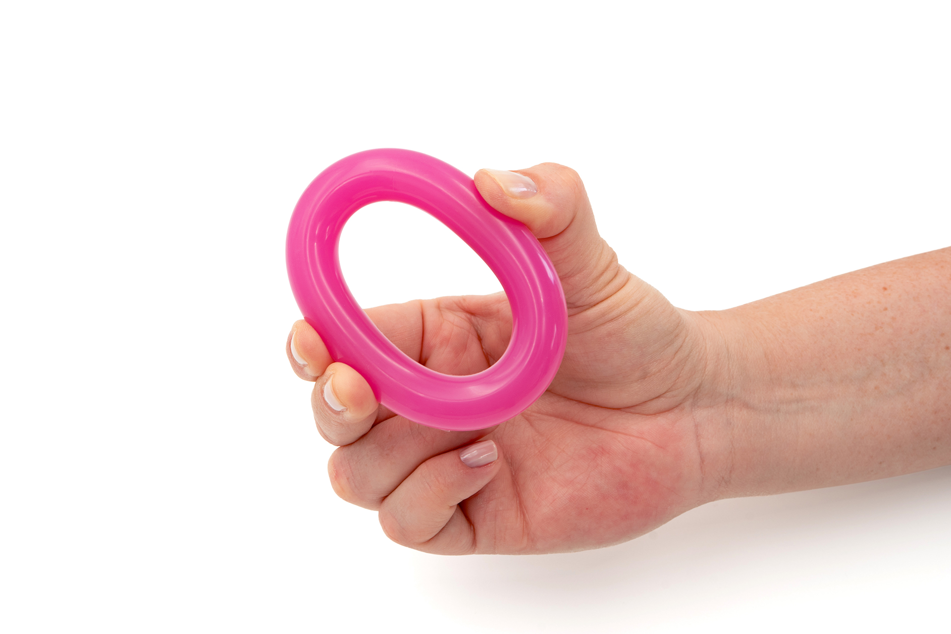 Ein pinkes femicare Dicker Ring-Pessar der Größe 75 wird mit einer Hand zusammengedrückt.
