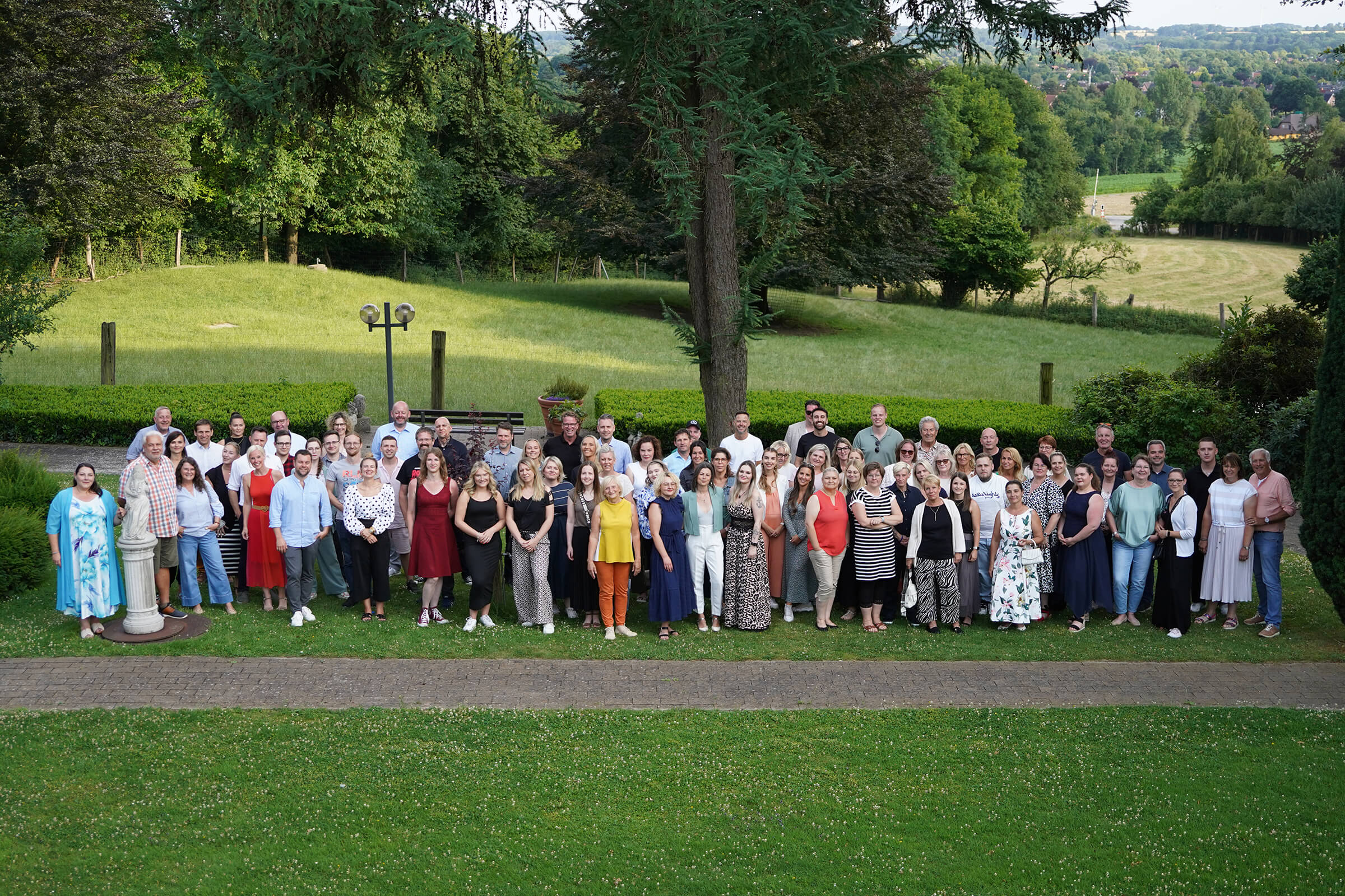 Das gesamte Team der tic Medizintechnik ist auf einem Gruppenbild zu sehen.