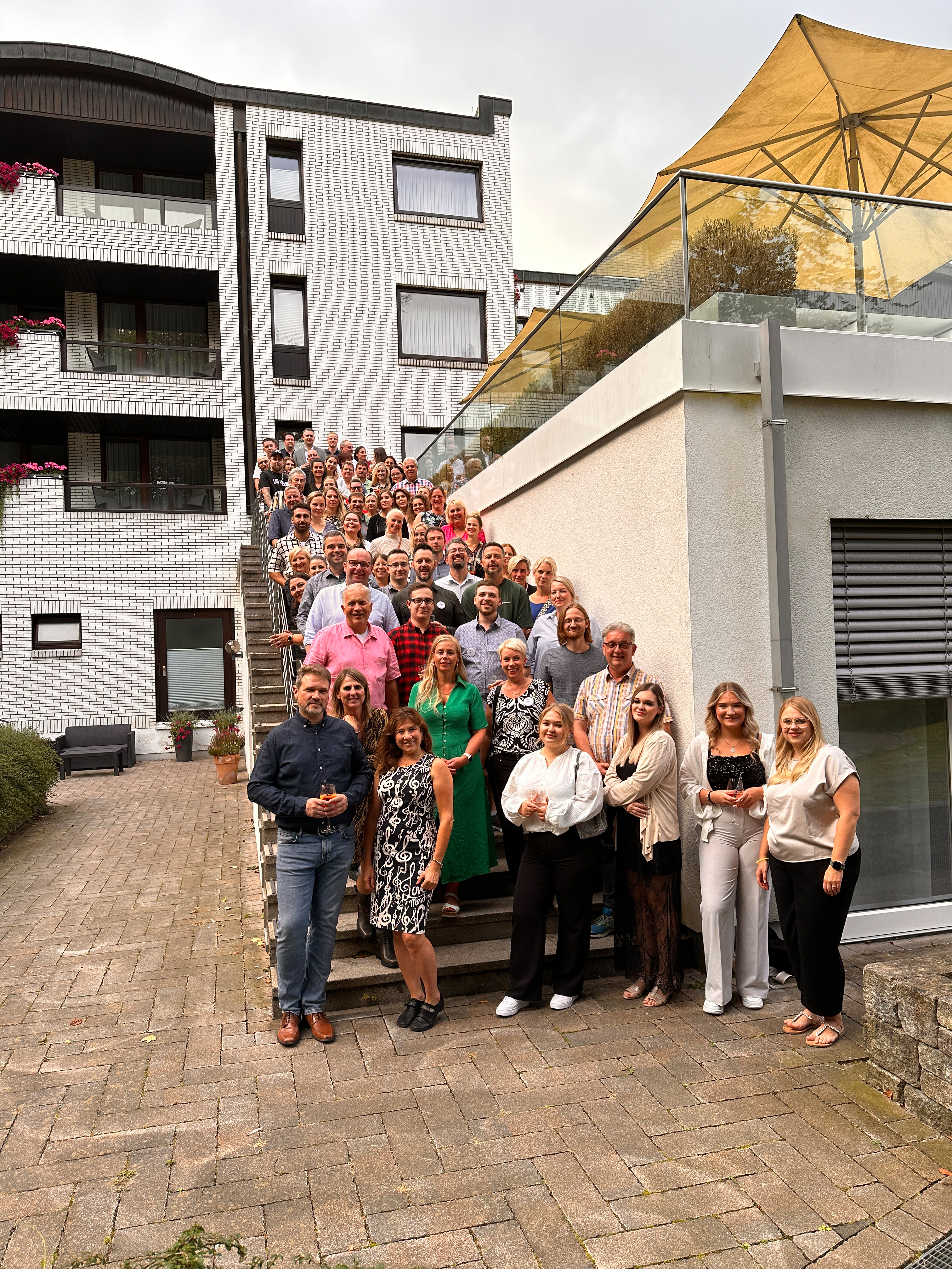 Das Team der tic Medizintechnik steht für ein Gruppenbild auf einer Treppe.